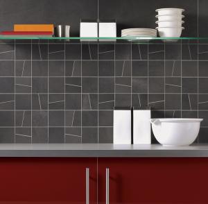 Strenge Linien, verspielte Motive, romantische oder nostalgische Dekore, coole oder leuchtend peppige Designs stehen zur Auswahl. Als Intarsien, Sets oder im Mix mit anderen Materialien wie Edelstahl oder Naturstein.
Wer sich für eine moderne, variable Küche mit einzelnen Schrankelementen entscheidet, sollte die gesamten Küchenwände fliesen. Dadurch kann man die Mobilität der Möbel uneingeschränkt nutzen und die Elemente jederzeit beliebig neu ordnen.
Die Wahl der passenden Fliesenfarbe und Dekore fällt leichter, wenn Sie zur Beratung ein Muster der Küchenfront mitnehmen. Beachten Sie außerdem die Lichtverhältnisse.